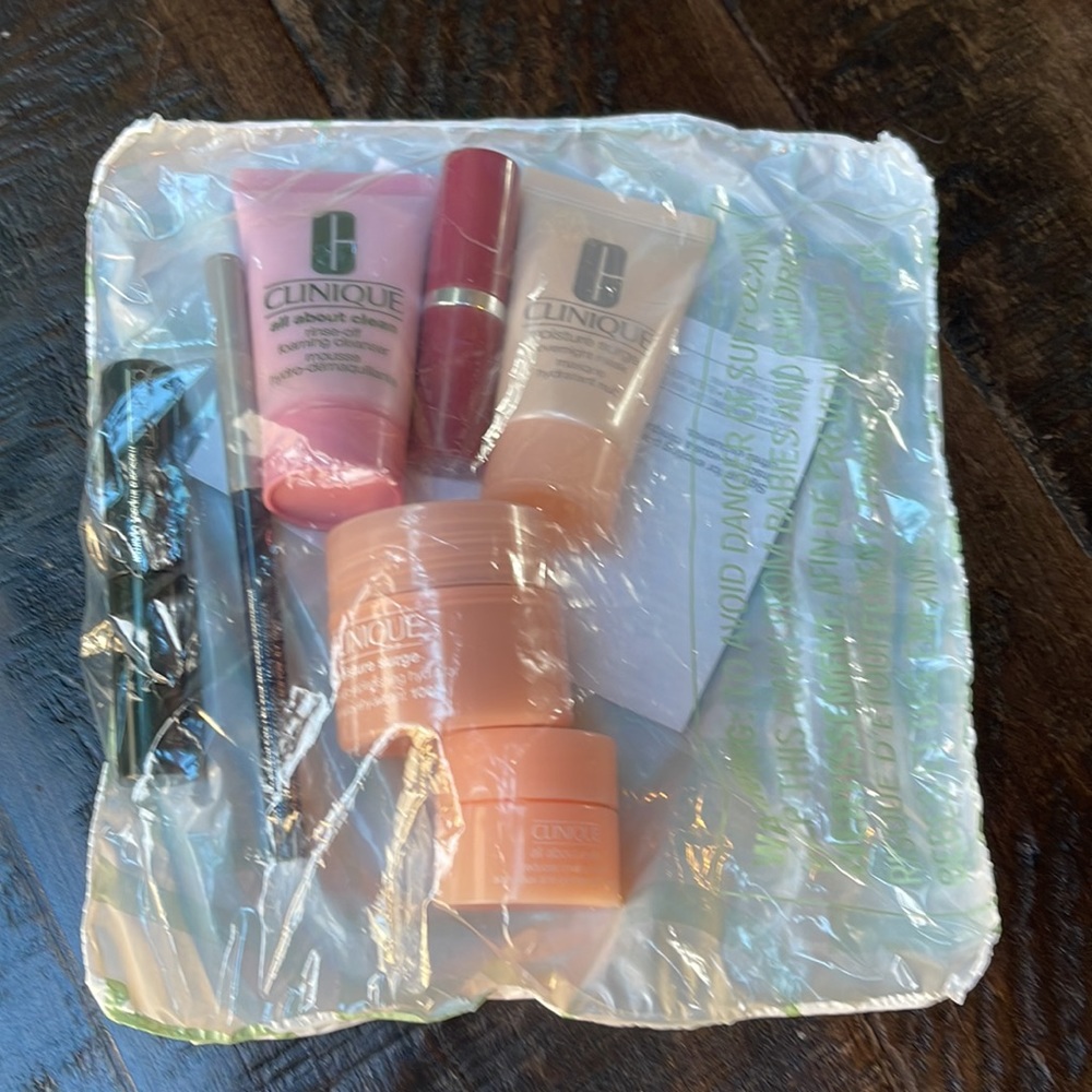 Clinique Cosmetic Travel Bag - BRAND NEW - Picture 3 of 4